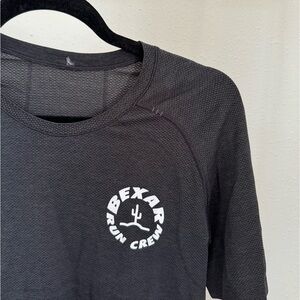 lululemon Metal Vent Short Sleeve, black / graphite grey, size S, run club logo